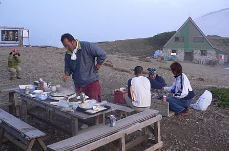 焼きそばやお肉を焼いて　　今日の夕方の画像