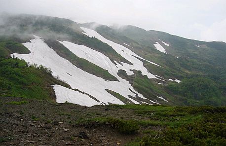 今日の様子…「吹き上げのコル」から蓮華温泉方面を見るの画像