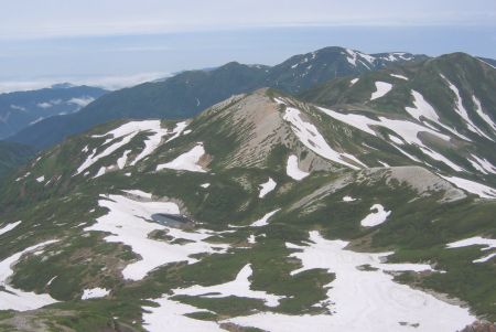 三国境付近から見る、鉢ヶ岳、雪倉岳、そして遠く朝日岳　　07.7.14   photo by  Mizo　　の画像