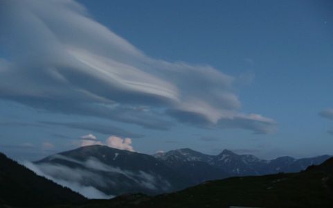 おもしろい雲…夜の朝日平から　　　07.8.5の画像