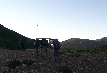 早朝の出発、テント場の高校生たち　　今朝の朝日平の画像