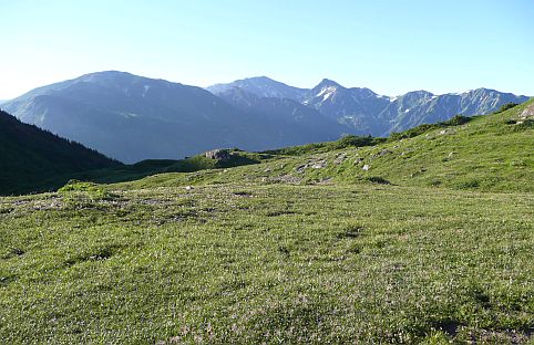 今朝の山並み　　　左から、雪倉岳、白馬岳、旭岳の画像