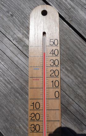 寒暖計は、ナント、「４４℃」を指した！！！　　　本日、午前10時頃の画像