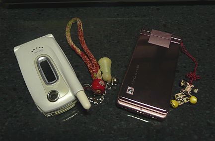 左、４年半以上も使った携帯電話　　右、薄いピンク色がとても可愛い携帯電話の画像