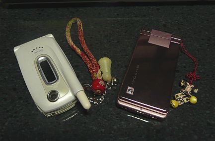 左、4年半以上も使った携帯電話 右、薄いピンク色がとても可愛い携帯電話 左、4年半以上も使った携帯電話 右、薄いピンク色がとても可愛い携帯電話の画像