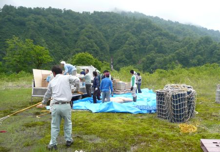 北又へリポートでの、「モッコ」造りの様子の画像