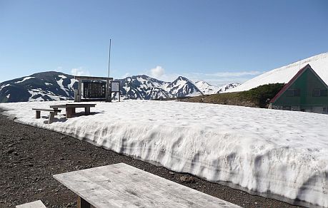 今朝の景色、小屋の前から　　予想外の青空の画像