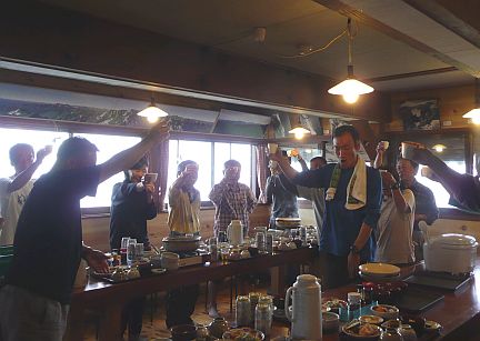 久し振りの再会、今シーズンの無事と盛況を願っての画像