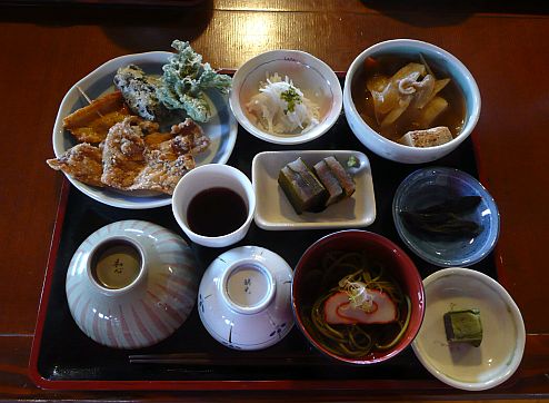 昨シーズンの、朝日小屋の夕食 08.6月撮影 写真