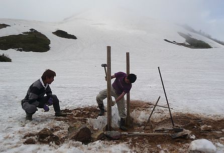 壊れた看板の付け替え作業、永生とガリの画像