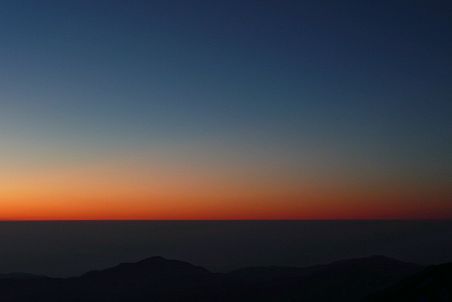 そして、今日の夕焼け　　初雪山と犬ヶ岳をシルエットにして　の画像