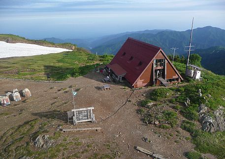 ヘリコプターから見た朝日小屋　　　08.7.13の画像