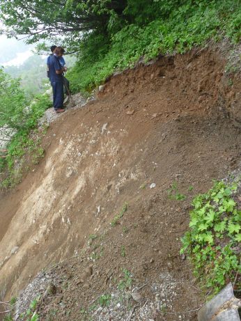 登山道整備をして、歩き易く　　軟弱な地盤の箇所で　　の画像