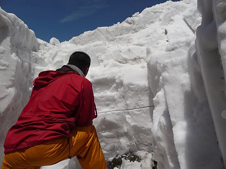 ようやく掘り当てた水源地、未だ掘る 08.7.19 ようやく掘り当てた水源地、未だ掘る 08.7.19の画像