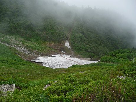 未だ少し雪が残る、今日の水平道の画像