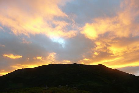 今日の朝焼け　　３日連続で、空が染まりましたの画像