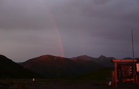 今日の虹　　夕陽に真っ赤に染まる朝日平の画像