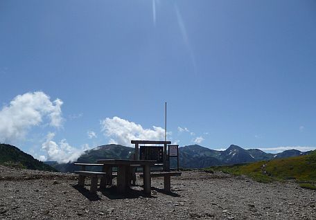 今日の朝日平から、青空に映える山を眺めるの画像