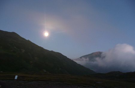雪倉岳と朝日岳の間からの画像