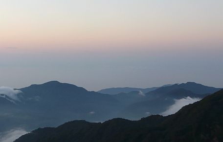夕暮れ迫る中、浮かび上がるシルエット 夕暮れ迫る中、浮かび上がるシルエット の画像