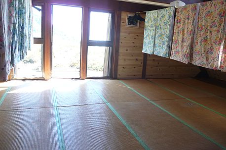 穏やかな秋の光が射しこむ中、シーツが干されて 穏やかな秋の光が射しこむ中、シーツが干されての画像
