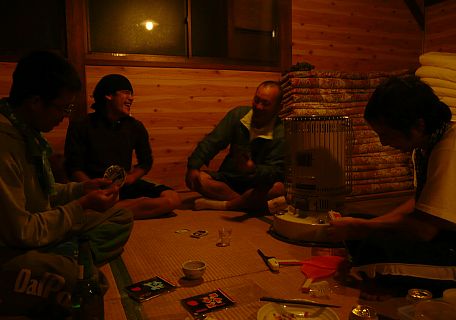 ゲーム(UNO)を楽しむ、男たち ゲーム(UNO)を楽しむ、男たちの画像
