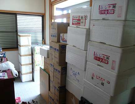 荷物の山で埋まった、連絡所玄関 写真