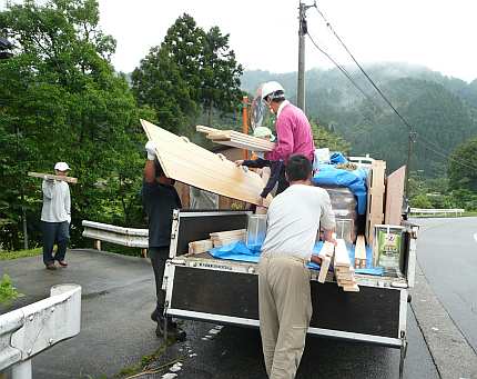 大量の荷物をトラックに積み込む 笹川連絡所にて 写真