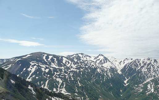 ヘリの機体の中から見た、雪倉岳・白馬岳・旭岳など 09.6.15 写真