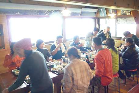 静寂の朝日岳を楽しむ、そんな皆さんで乾杯! 今日の夕食 写真