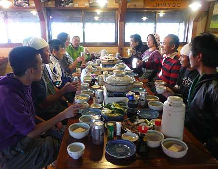 真夏日が続く里では考えられない、この夜の食事ではキムチ鍋も 09.6.26 写真
