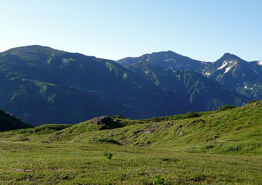 今朝7時頃、朝陽にまぶしく輝く雪倉岳・白馬岳・旭岳の山並み 09.8.3 写真