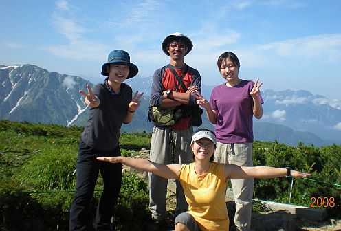 今朝の、朝日岳山頂にて 梶山さんと、3人のモデルたち 写真