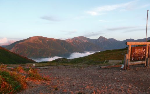 今日の夕暮れ 赤く染まる山並み、朝日平から pm6:06 写真