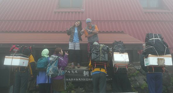 下山前、恒例の記念撮影 後ろ姿は、荷物の重さを物語る 写真