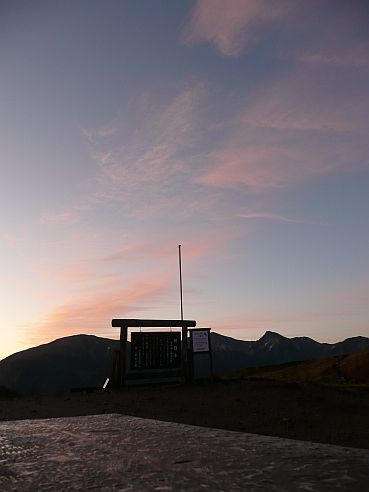 今朝の朝日小屋の前、霜が降りて am5:23頃 写真
