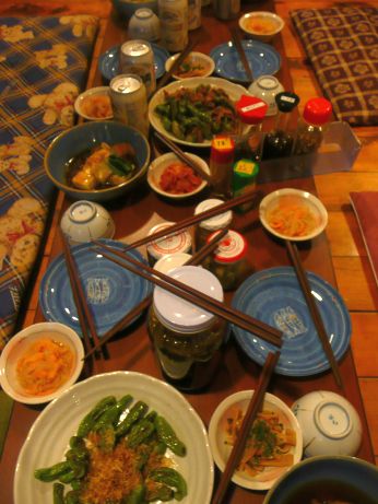 あり合せだけど、でも料理長・ガリが腕を振るってくれたみんなの夕食 写真