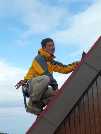 朝日小屋閉めの時、遭対無線を取り外す作業をしている丸ちゃん 09.10.13 写真