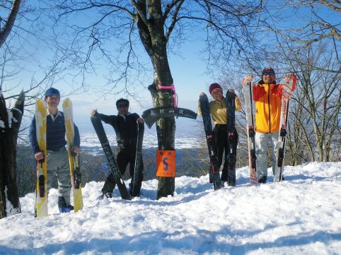 来拝山(899.3m)山頂にて 左から、BANちゃん、シュンちゃん、私、ヒロシ 10.1.24 写真