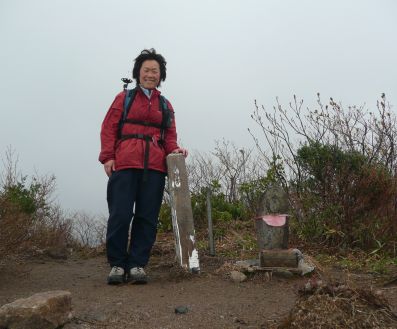 南保富士(727.1m)山頂にて 10.4.30 photo by 自動 写真