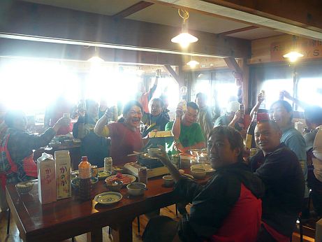 小屋開けメンバーで、シーズン中の無事を祈り、乾杯!! 写真