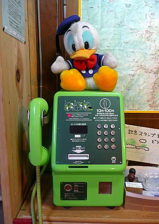 公衆電話は、玄関脇に置いてあります! 写真