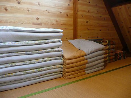 きちんと畳まれた、気持ちの良い布団や毛布 207号室 写真