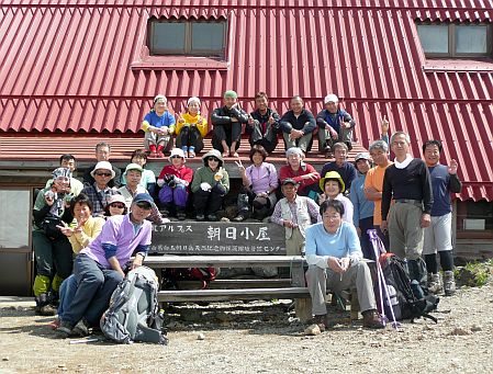 「静寂の朝日岳ツアー 2010」のメンバーと、アルバイトたちも一緒に 10.6.20 写真