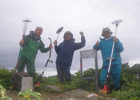 朝日小屋を出発して、先ずは黒岩山へ 刈りながら戻る大変な作業 写真