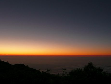 一面の雲海に、今日の夕焼け 写真