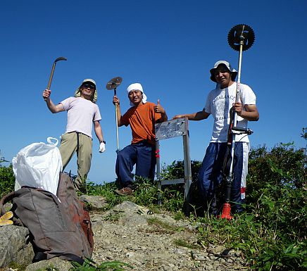 黒岩山山頂にて、「ガンバルゾ!」と気合を入れて 09.8.16 写真