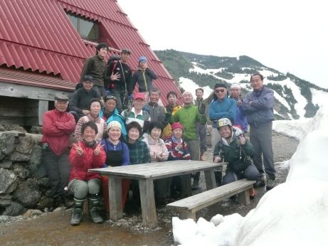 小屋開けで、朝日小屋に来てくれたメンバーと 11.6.12 写真