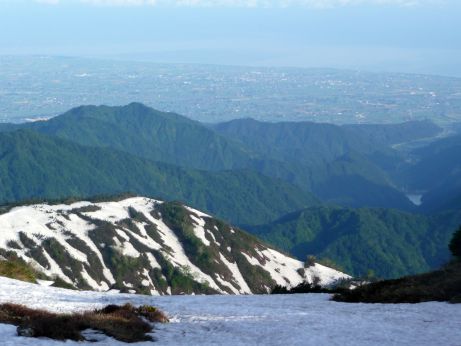 「バンザイの丘」から、恵振山方向 新川平野や日本海も見える 11.6.15 写真