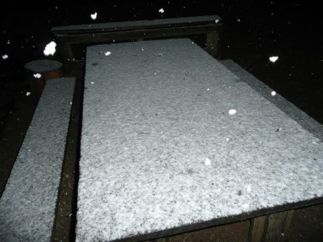雪が降ってきました!!! 2011.9.23 pm8:47現在 写真